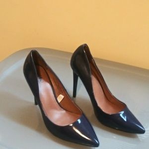 Navy blue shoe for going out or the work place.